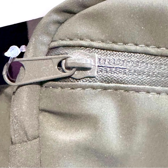 🌲💚 OBŌ Hunter Green Crossbody / Belt Bag – Adventure-Ready & Super Stylish! 💚 - Picture 8 of 16